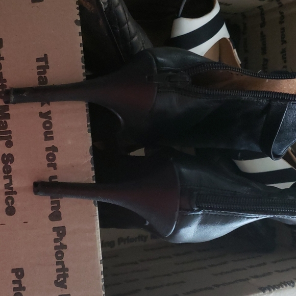 🌻🎉Assortment of Women's shoes bundled! - Picture 9 of 12